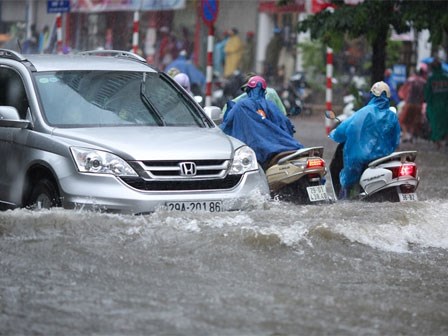 Hà Nội ngập sâu trong cơn mưa kéo dài nhiều giờ