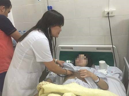 Bác sĩ chạy đua với tử thần vừa cấp cứu vừa đỡ đẻ cho bà bầu mắc sốt xuất huyết