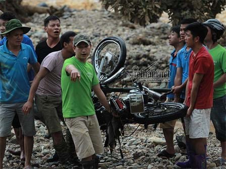 Loạt xe máy biến dạng ngoi lên từ bùn lầy sau lũ