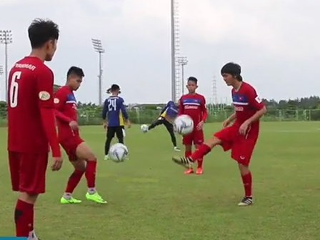U22 Việt Nam vui đùa sảng khoái trên sân tập