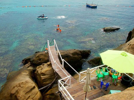 Khám phá bãi tắm đẹp lung linh, ăn tôm hùm giá