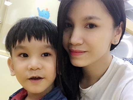 Dỗ con bằng smartphone, người mẹ ân hận vô cùng khi bé bị giật cơ mặt, nháy mắt, nhíu mũi