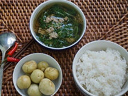 4 lý do không nên ăn cơm chan canh