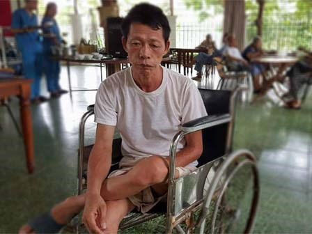 Người đàn ông lết bên đường và cuộc gặp với quý bà tốt bụng