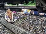 Bé gái 2 tuổi bất cẩn ngã xuống đường ray, được người dân cứu thoát trong tích tắc trước khi tàu chuyển bánh-2
