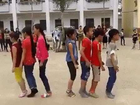 'Chóng mặt' trước màn nhảy dây có 1 - 0 - 2 của bé gái 5 tuổi
