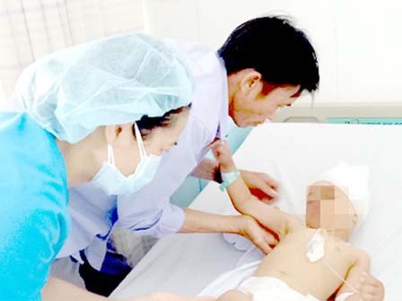 Ném gối từ cầu thang xuống đất, bé gái 4 tuổi bị ngã chấn thương sọ não