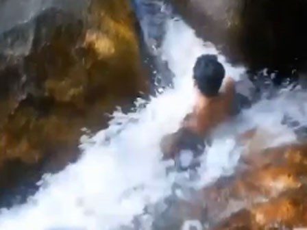 Kinh ngạc tảng đá 