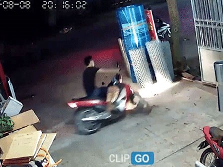 Mất 10 giây phá khóa, trộm xe máy để trong sân: Xem lại camera an ninh, người nhà không khỏi giật mình