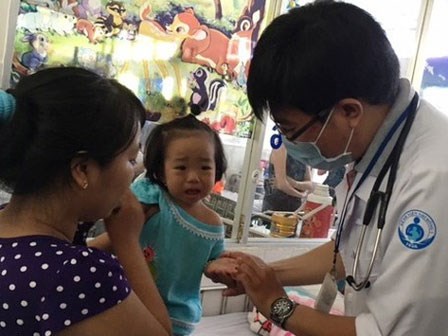 Sau sốt xuất huyết, đến lượt trẻ phải thở máy vì dịch tay chân miệng