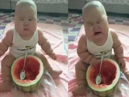 Cậu bé ăn nửa trái dưa hấu vẫn... thòm thèm