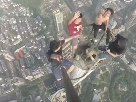 4 thanh niên liều mạng quay clip trên nóc tòa nhà cao 450 m