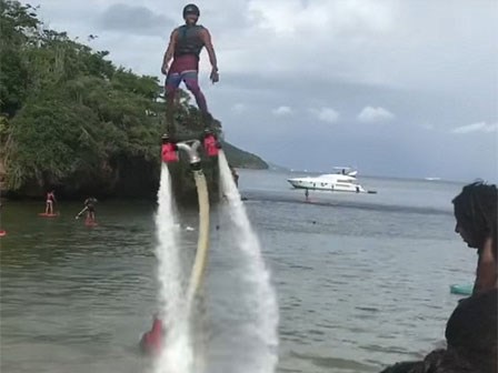 Gây ấn tượng với bạn gái bằng flyboard, chàng trai nhận về kết quả ê chề
