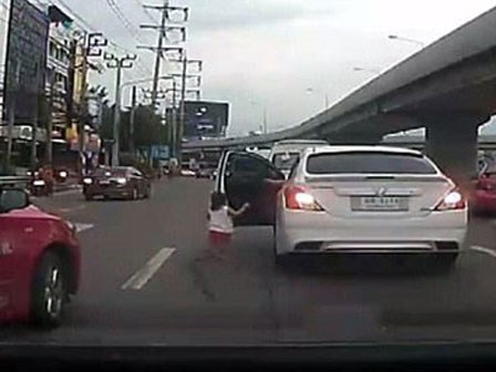 Bé gái đột ngột ngã lăn từ trên ô tô đang chuyển bánh xuống đường phố đông đúc