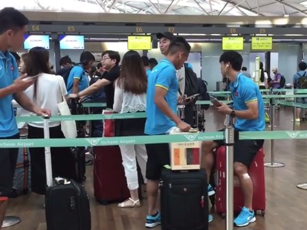 Công Phượng nghịch ngợm tại sân bay trước khi rời Hàn Quốc