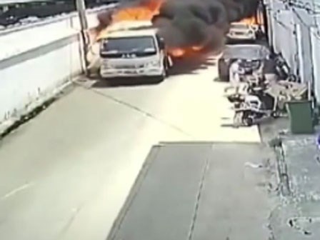 Video người hùng lái xe tải đang bốc cháy lao ra khỏi toà nhà gây sốt