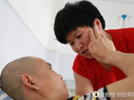 Nhờ nghe thấy tiếng vợ gọi tên mình mỗi ngày, người chồng bất ngờ tỉnh lại như một phép màu kỳ diệu