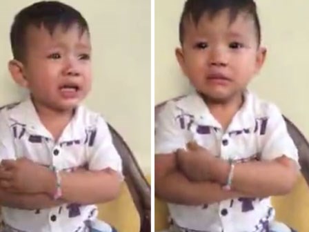 Siêu dễ thương: Cậu bé Nghệ An bị phạt lỗi, vừa mếu máo khóc vừa hát ‘Gửi anh xa nhớ’