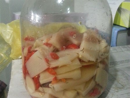 Mẹ trẻ nuốt cục tức thay cơm vì hàng xóm chuyên vác bát sang xin đồ ăn, có lọ măng ớt cũng hớt sạch