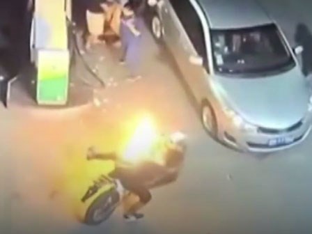 Xe máy bốc cháy dữ dội gây hoảng loạn ở trạm xăng