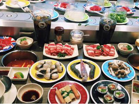 Đăng đàn than vãn ăn lẩu băng chuyền nhưng người đối diện cướp hết thịt chỉ còn rau, cô nàng bị dân mạng mắng té tát vì quê mùa-3