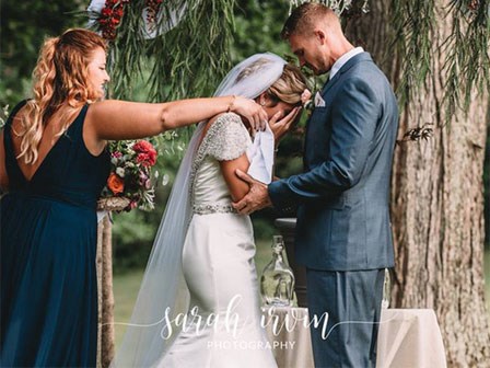 Giọng ông nội đã mất bỗng vang lên trong lễ cưới, cô dâu khóc nức nở