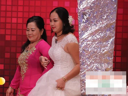 Mẹ chồng phúc hậu này khiến ai cũng xúc động vì thương yêu con dâu đã có con riêng