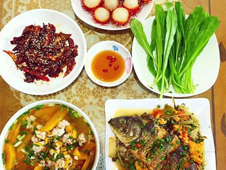 Cô gái 20 tuổi thích tự nấu những món vừa đẹp vừa ngon cho bố mẹ, ai cũng khen 