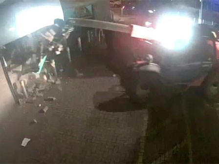 Nhóm trộm ở Anh lái máy xúc phá cây ATM