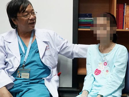 Bé gái sút 10 kg vì hội chứng kìm mạch máu hiếm gặp