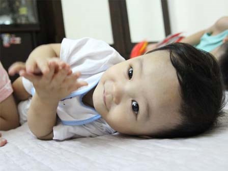 Hình ảnh mới nhất của bé trai 14 tháng tuổi bị bạo hành, bỏ rơi ở bệnh viện sau 5 ngày về nhà