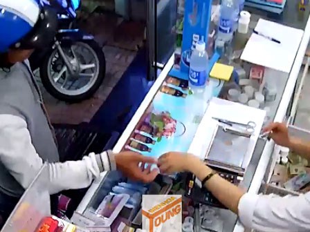 Vờ mua hàng, nam thanh niên cầm xấp thẻ cào 400.000 đồng bỏ chạy