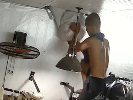 Bi hài: Trộm vô tình chỉnh camera thẳng vào mặt