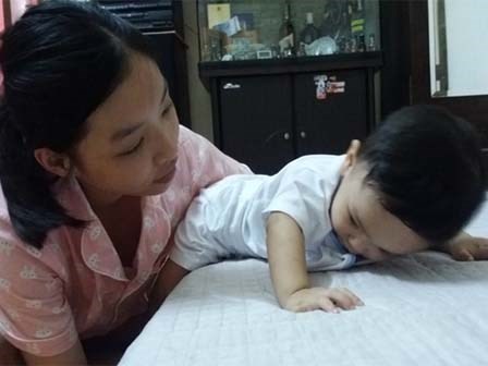 Cuộc sống mới của bé trai 14 tháng bị bạo hành