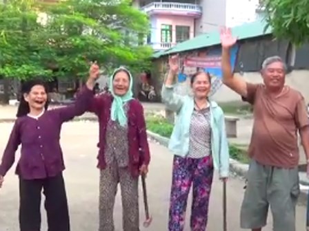 Cụ già U80 vác gậy chơi môn 