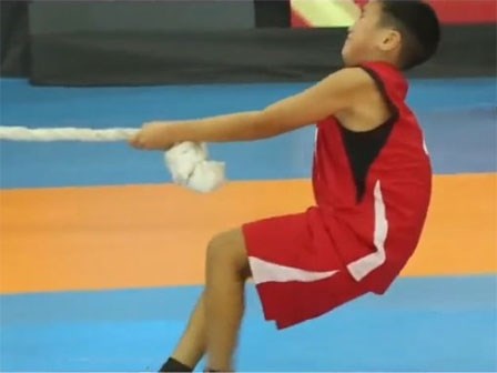 Cái kết bất ngờ của cậu bé không chịu buông tay trong phần thi kéo co