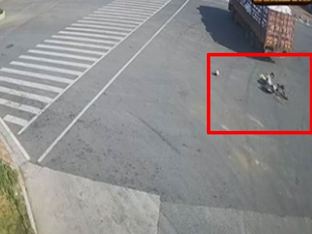 Vượt đèn đỏ, người phụ nữ đi xe máy điện thiệt mạng chỉ vì chủ quan dùng chân thay phanh