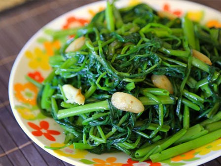 Dù có thèm, những người này cũng đừng ăn rau muống