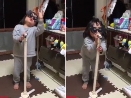 Đang say sưa hát thì cô bé ngừng bặt chỉ vì lý do này