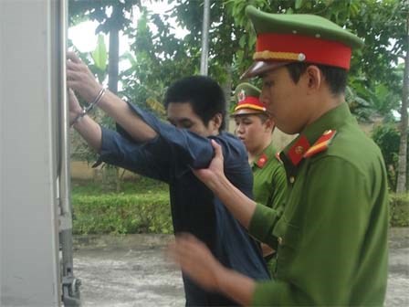 Mẹ vắng nhà, cha dượng nhiều lần cưỡng hiếp bé gái 13 tuổi