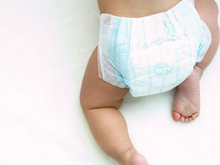 Tùy tiện vứt tã bẩn của con xuống bãi đất, bà mẹ trẻ không lường được thảm họa chết người