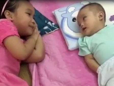 Chị gái tâm sự cùng em trai 17 tháng tuổi mỗi khi mẹ bận việc