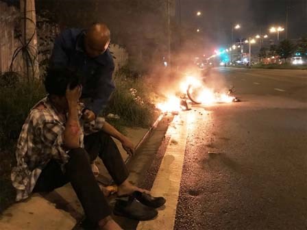 Giải cứu người đàn ông bỏng nặng bên chiếc xe máy cháy rực