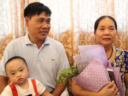 Kỳ tích: Cô giáo về hưu sinh con ở tuổi 60, nuôi con hoàn toàn bằng sữa mẹ