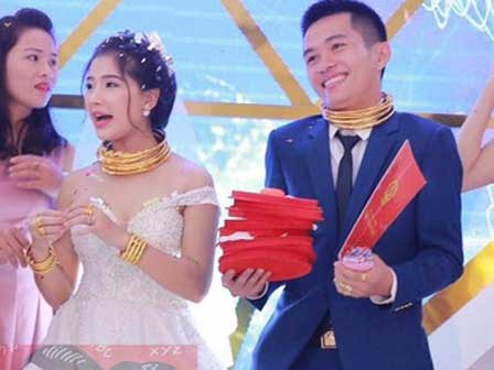 Đám cưới siêu khủng ở Nghệ An: Cô dâu chú rể kiềng vàng đeo đầy cổ, được tặng cả biệt thự, ô tô