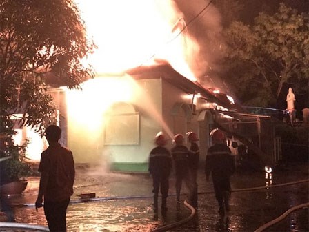 Quán karaoke cháy kinh hoàng trong đêm, nhiều người hoảng sợ