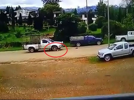 Trẻ 15 tuổi lùi xe ô tô rồi bất ngờ đâm phải đôi vợ chồng đi bộ trên đường