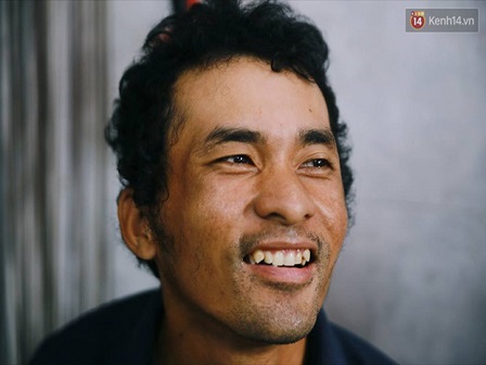 Thanh niên giao hàng ăn vội mì tôm sống, nhìn chiếc xe của anh càng thêm xót xa-5