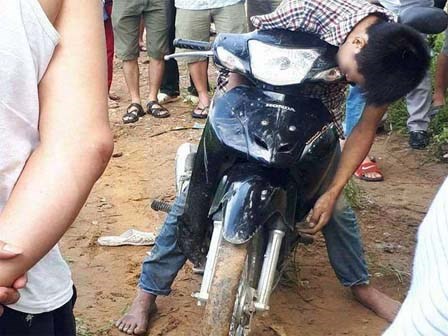 Hy hữu: Nam thanh niên tử vong nhưng vẫn ngồi trên xe máy, chân chạm đất