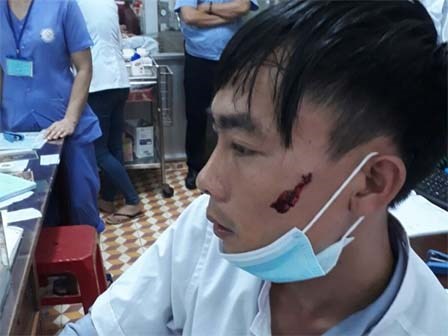Điều dưỡng bị người nhà bệnh nhân cầm dao rượt, đấm rách mặt
